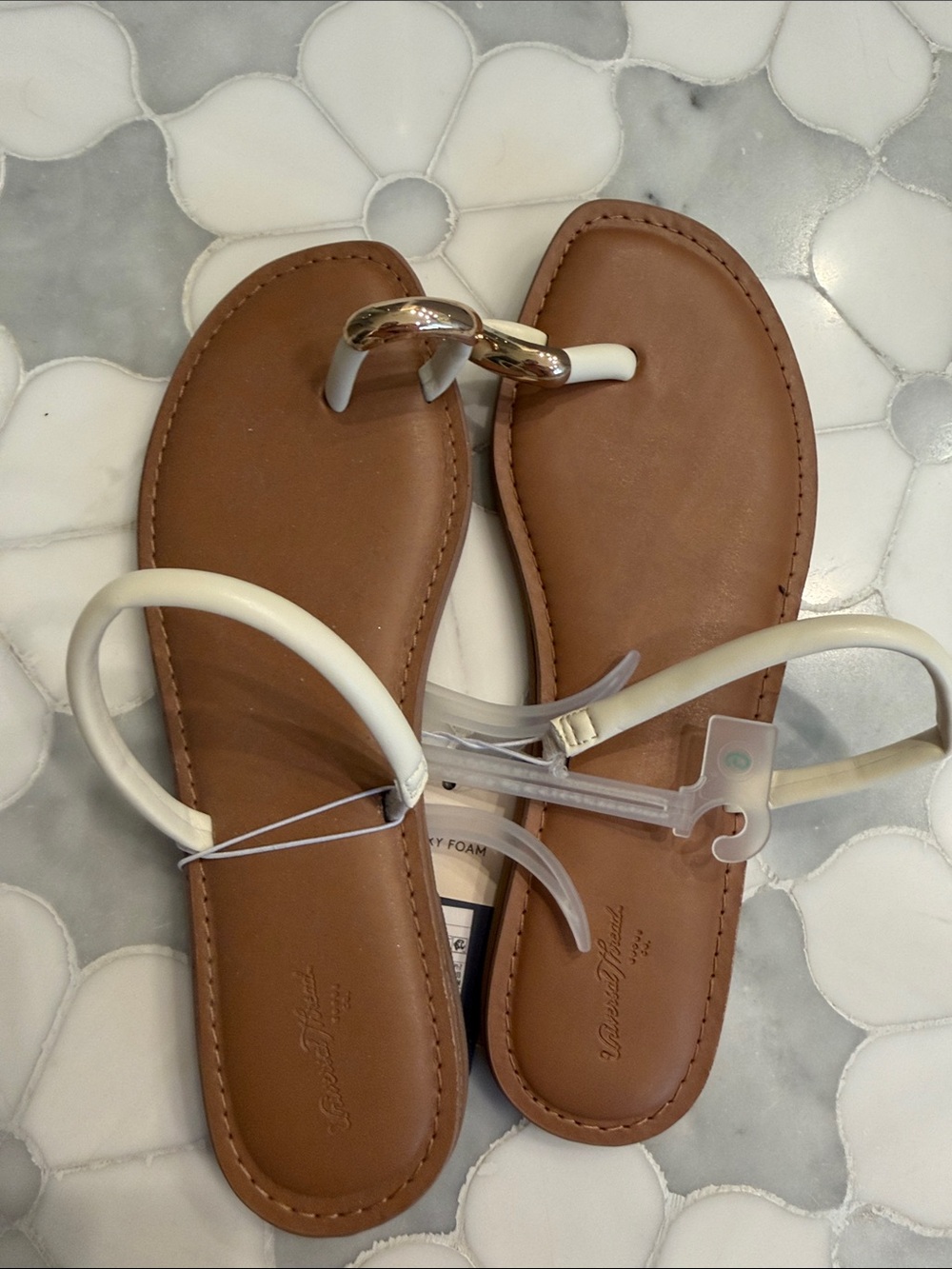 Universal Thread Brown Footbed White Strap Toe-Ring Sandals with Metallic Accent